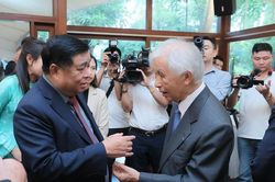 Phó thủ tướng dự lễ trao huân chương cho vợ chồng GS Việt