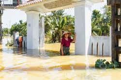 Ban Từ thiện Phật giáo Thanh Hóa trao quà hỗ trợ bà con vùng bão lũ
