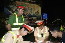 Hà Nội: Lực lượng Cảnh sát giao thông tăng cường kiểm tra, xử lý xe chở quá tải trong đêm