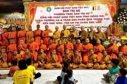 Đồng Nai: Ban Trị sự GHPGVN tỉnh thăm, cúng dường trường hạ và tặng quà trung thu tại chùa Sóc Lớn