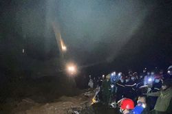 Tìm thấy hai thi thể trong ô tô bẹp dúm ở Lào Cai