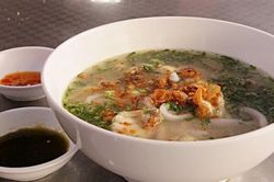 Liên tục được hàng xóm cho 'thức ăn thừa', biết sự thật tôi rưng rưng nước mắt