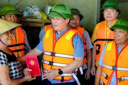 Bí thư Tỉnh ủy Nghệ An Nguyễn Đức Trung kiểm tra, chỉ đạo khắc phục hậu quả bão số 10