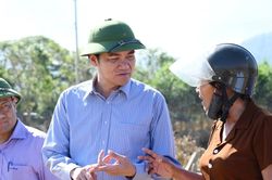 Phó Bí thư Thường trực Tỉnh ủy kiểm tra, chỉ đạo công tác khắc phục hậu quả bão lũ tại các xã Tân Kỳ, Tân Phú, Tân An