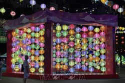 Rộn ràng không khí Tết Trung thu tại Lào và Hong Kong (Trung Quốc)