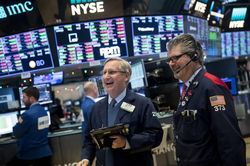 Dow Jones tăng nhờ lực đỡ từ cổ phiếu công nghiệp