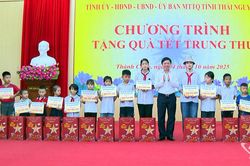 Lãnh đạo tỉnh tặng quà Trung thu tại xã Thành Công