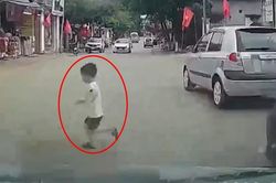 Trẻ em bất ngờ lao ra đường gây tai nạn: Trách nhiệm thuộc về ai?