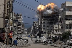 Ông Trump kêu gọi ngừng ném bom, Israel vẫn tập kích Gaza