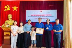 Trao bằng khen cho đoàn viên dũng cảm cứu cháu bé khỏi dòng nước lũ