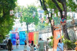 Phố bích họa Phùng Hưng 'thay áo mới' đón Trung thu 2025