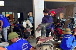 Ấm lòng sau bão: Hàng chục thợ sửa xe miễn phí giúp người dân Nghệ An