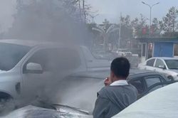 Ô tô bất ngờ bốc cháy tại bãi giữ xe bệnh viện