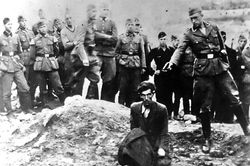 Tìm ra danh tính kẻ giết người trong bức ảnh Holocaust khét tiếng