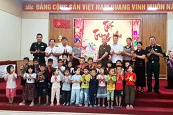 Thủ trưởng Bộ Chỉ huy Quân sự tỉnh thăm, tặng quà Trung thu cho thiếu nhi biên giới
