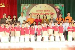 Tặng 100 suất học bổng và 350 suất quà cho trẻ em xã Nhân Nghĩa