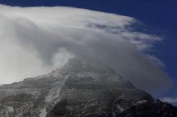 Giải cứu hàng trăm người bị mắc kẹt do bão tuyết trên đỉnh Everest