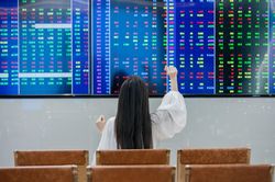 VN-Index dựng đứng, hơn 500 cổ phiếu tăng điểm sáng nay