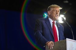 Sinh viên Harvard vẫn chưa hết khổ vì ông Trump