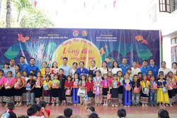 Hơn 15.000 suất quà Trung thu được trao tới các em nhỏ có hoàn cảnh đặc biệt khó khăn trong Chương trình 'Gói trăng trao em'