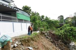 7 hộ dân xóm Sa Nam thấp thỏm lo sập nhà, mất đường