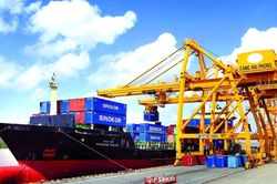 Xuất nhập khẩu vượt 680 tỷ USD, cán cân thương mại tiếp tục nghiêng về xuất siêu