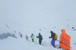 200 người mắc kẹt trong bão tuyết ở Everest