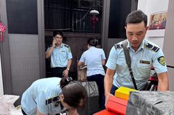 Giật mình hàng nghìn đôi giày dép 'hàng hiệu' thu giữ tại 2 cơ sở trên phố chùa Bộc