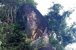 Quảng Ngãi: Nguy cơ khối đá nặng hàng chục tấn đổ sập, uy hiếp khu dân cư