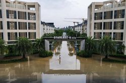Khu biệt thự triệu USD Starlake ngập nước, 'hàng xóm' chịu trận