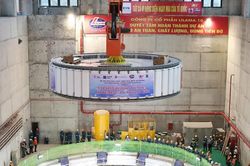 EVN hạ đặt thành công rotor tổ máy số 2 Dự án Thủy điện Hòa Bình mở rộng