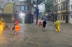 Nội thành Hà Nội tiếp tục có mưa rào và dông trong 4 giờ tới