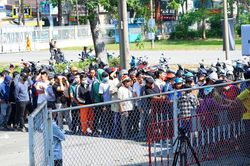 Người hâm mộ háo hức mua vé xem tuyển Việt Nam đấu Nepal