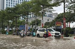 Nhiều tuyến đường tại Hà Nội vẫn ngập sâu