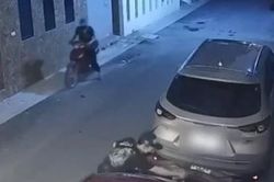 Camera 'bắt dính' hai nghi can trộm cần gạt nước nhiều ôtô tại Hà Nội