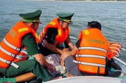 Đồn Biên phòng Nhật Lệ phối hợp đưa ngư dân bị tai biến vào bờ cấp cứu