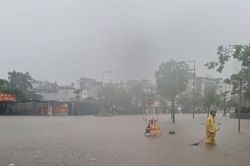 Hà Nội: Từ sáng sớm đã có nhiều khu vực bị ngập sâu do mưa lớn