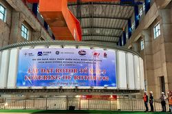 Lắp đặt thành công rotor tổ máy số 2 dự án nhà máy thủy điện Hòa Bình mở rộng