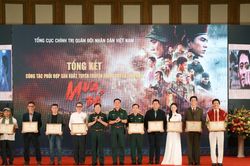 Ê-kíp phim 'Mưa đỏ' nhận bằng khen của Bộ trưởng Bộ Quốc phòng