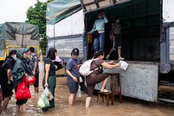 Tài xế Hà Nội lái xe tải 10 tấn chở hàng trăm người vượt 'biển nước' miễn phí