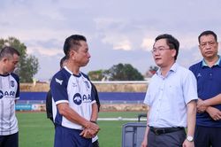 Lãnh đạo Sở Văn hóa, Thể thao và Du lịch Nghệ An tặng hoa, chúc mừng tân HLV trưởng Sông Lam Nghệ An