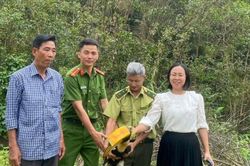 Bắt được chim lạ, người dân Nghệ An thả về rừng
