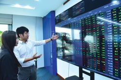 Chứng khoán ngày 7/10: VN-Index kiểm định vùng đỉnh cũ chờ tin nâng hạng