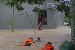 Công an xã Đồng Kỳ cứu 5 người dân giữa dòng lũ dữ
