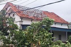 Lốc xoáy quật đổ tường, trụ điện ở Hải Phòng