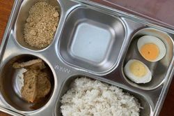 Suất cơm bán trú 25.000 đồng 'dậy sóng' mạng xã hội: Hiệu trưởng xin lỗi