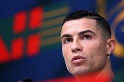 Cristiano Ronaldo: 'Tại sao tôi phải ngừng chơi bóng?'