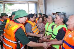 Chùm ảnh: Thủ tướng Phạm Minh Chính thăm hỏi người dân, chỉ đạo khắc phục hậu quả mưa lũ tại Thái Nguyên