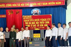 Ban Tổ chức Tỉnh ủy Nghệ An tặng quà tri ân tại xã Văn Hiến
