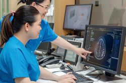 Đề xuất tăng hàng loạt mức phụ cấp đặc thù cho nhân viên y tế